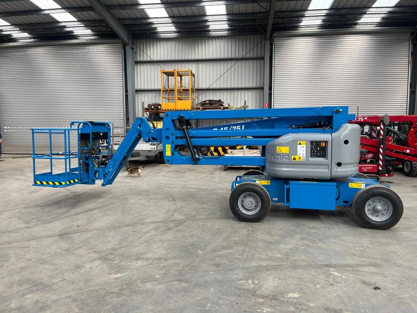 Knikarmhoogwerker Genie Z45/25J DC