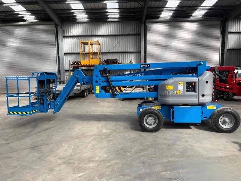 Knikarmhoogwerker Genie Z45/25J